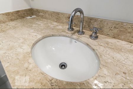 Banheiro de apartamento à venda com 2 quartos, 128m² em Jardim Leonor, São Paulo