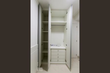 Detalhe do armário de apartamento à venda com 2 quartos, 128m² em Jardim Leonor, São Paulo