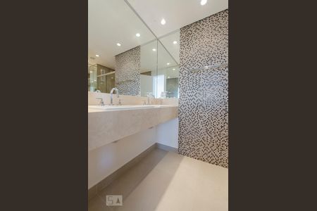 Banheiro da suíte de apartamento à venda com 3 quartos, 240m² em Jardim das Acácias, São Paulo