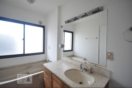 banheiro de apartamento à venda com 1 quarto, 58m² em Vila Andrade, São Paulo