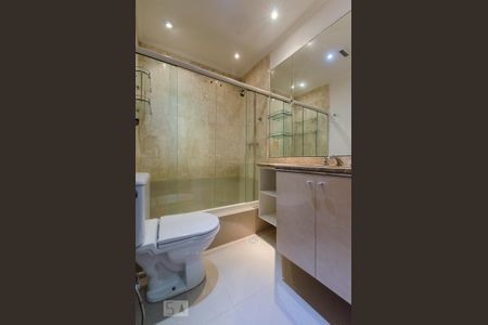 Apartamento à venda com 148m², 3 quartos e 3 vagas Apartamento à venda com 148m², 3 quartos e 3 vagasBanheiro da suíte 2