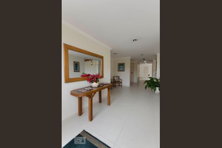 Hall de entrada de apartamento para alugar com 3 quartos, 74m² em Vila Ipojuca, São Paulo