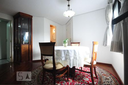 Apartamento à venda com 96m², 2 quartos e 2 vagasmesa de jantar