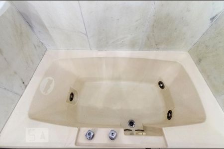 Apartamento à venda com 369m², 4 quartos e 4 vagasDetalhe do banheiro da suíte