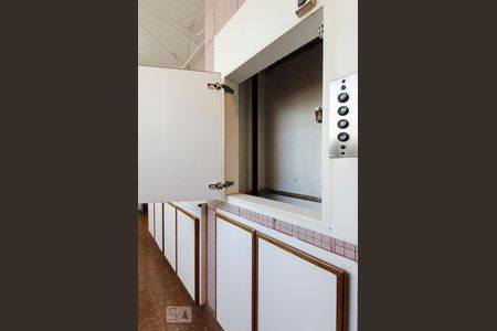 Apartamento à venda com 369m², 4 quartos e 4 vagasElevador de carga que passa entre os 3 andares