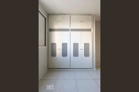 Quarto (Armários) de apartamento para alugar com 1 quarto, 47m² em Vila Firmiano Pinto, São Paulo