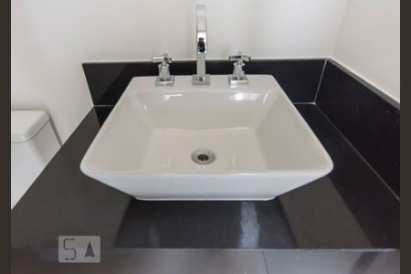Banheiro de apartamento para alugar com 1 quarto, 32m² em Vila Madalena, São Paulo