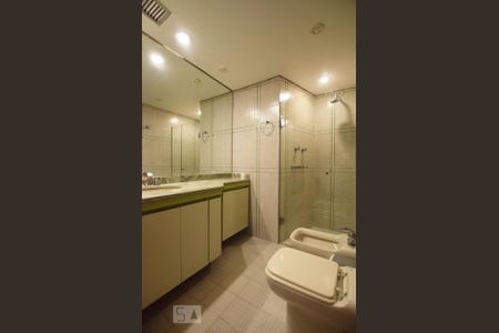 Apartamento à venda com 206m², 4 quartos e 3 vagasBanheiro social