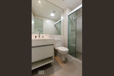 Banheiro da suíte de apartamento para alugar com 1 quarto, 50m² em Pinheiros, São Paulo