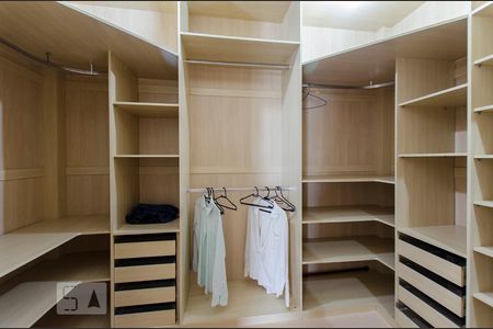 Apartamento à venda com 210m², 3 quartos e 3 vagas Apartamento à venda com 210m², 3 quartos e 3 vagasCloset da suíte 3