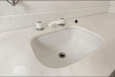 Apartamento à venda com 210m², 3 quartos e 3 vagas Apartamento à venda com 210m², 3 quartos e 3 vagasBanheiro da suíte 2