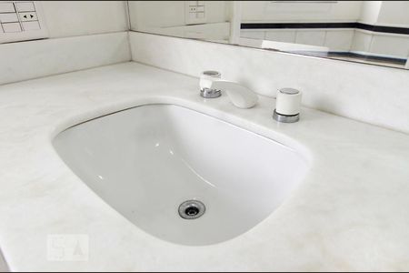 Apartamento à venda com 210m², 3 quartos e 3 vagas Apartamento à venda com 210m², 3 quartos e 3 vagasBanheiro da suíte 3