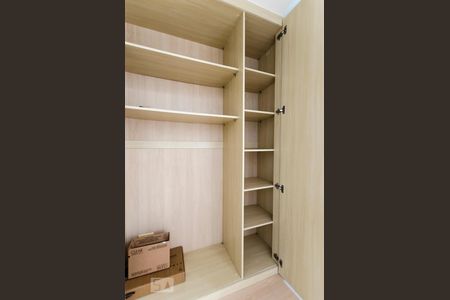 Apartamento à venda com 210m², 3 quartos e 3 vagas Apartamento à venda com 210m², 3 quartos e 3 vagasArmários da suíte