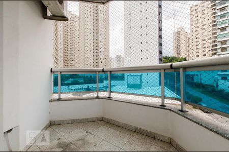Apartamento à venda com 210m², 3 quartos e 3 vagas Apartamento à venda com 210m², 3 quartos e 3 vagasSacada da suíte 3
