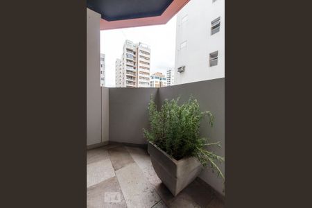 Sacada compartilhada entre os quartos de apartamento para alugar com 2 quartos, 86m² em Santa Cecília, São Paulo