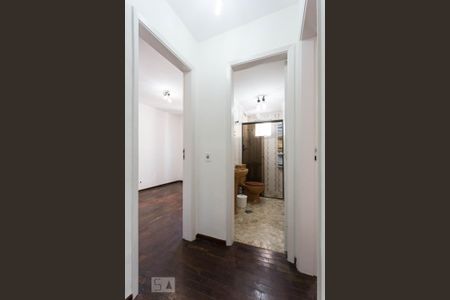 Corredor de apartamento para alugar com 2 quartos, 70m² em Campo Belo, São Paulo