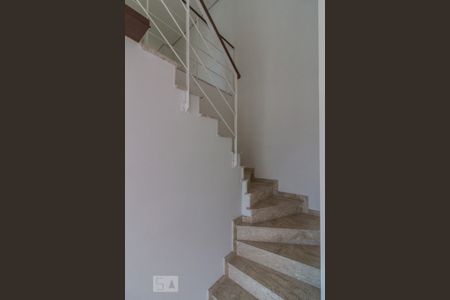 Apartamento para alugar com 65m², 1 quarto e 2 vagasEscada para segundo piso