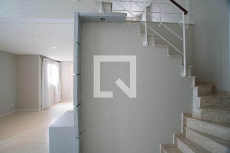 Escada de apartamento para alugar com 1 quarto, 65m² em Paraíso, São Paulo