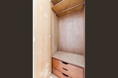 Detalhe do armário da suíte de apartamento para alugar com 2 quartos, 95m² em Vila Madalena, São Paulo