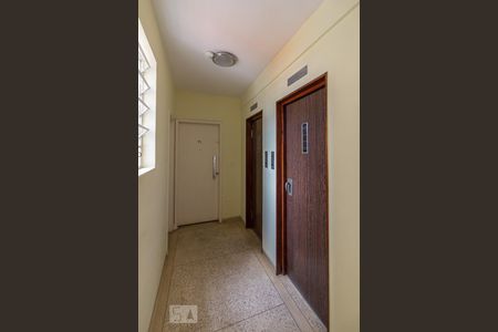 Apartamento à venda com 97m², 2 quartos e 1 vaga Apartamento à venda com 97m², 2 quartos e 1 vagaCorredor do andar