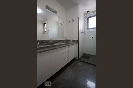 Banheiro social de apartamento para alugar com 3 quartos, 165m² em Paraíso, São Paulo