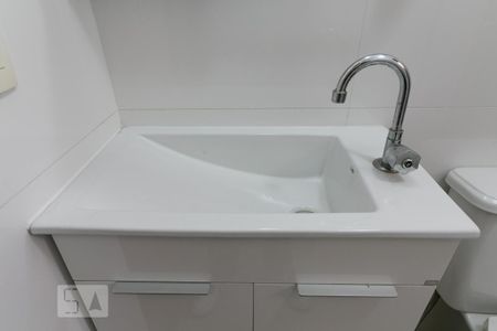 Detalhe do banheiro de apartamento para alugar com 2 quartos, 53m² em Aclimação, São Paulo