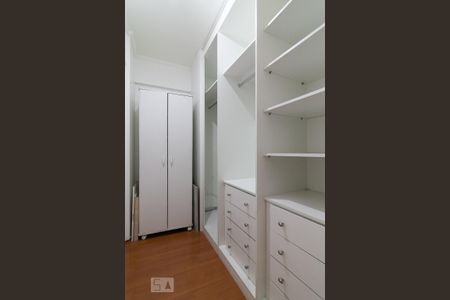 Closet do quarto 2 de apartamento para alugar com 2 quartos, 53m² em Aclimação, São Paulo