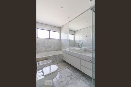 Apartamento à venda com 320m², 4 quartos e 4 vagasBanheiro da Suite 4