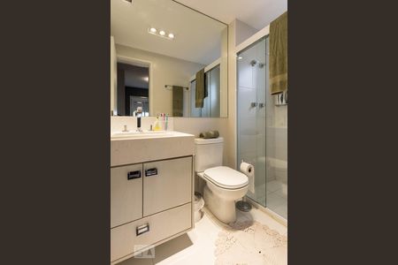 Banheiro da suíte de apartamento para alugar com 1 quarto, 45m² em Pinheiros, São Paulo