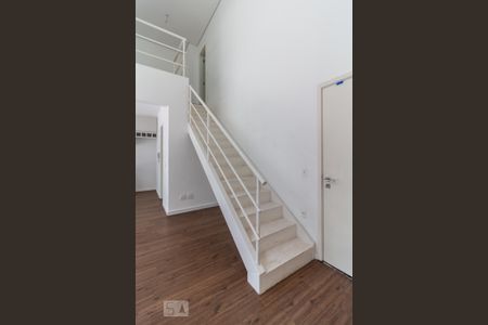 Studio à venda com 81m², 1 quarto e 2 vagas Studio à venda com 81m², 1 quarto e 2 vagasEscadas