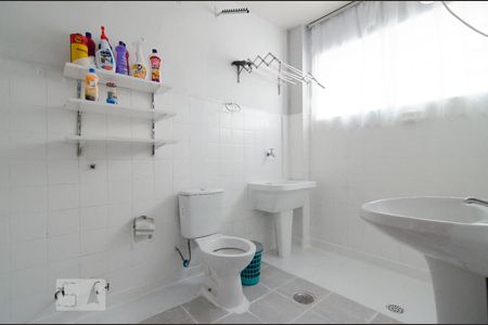 Banheiro de kitnet/studio para alugar com 1 quarto, 50m² em Centro, Campinas