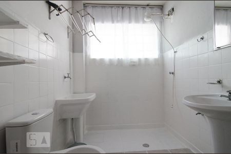 Banheiro de kitnet/studio para alugar com 1 quarto, 50m² em Centro, Campinas