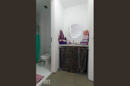Banheiro de apartamento à venda com 1 quarto, 48m² em Parque Industrial Tomas Edson, São Paulo