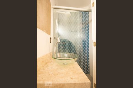 Banheiro  de apartamento para alugar com 2 quartos, 72m² em Cambuí, Campinas