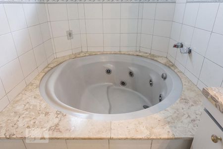 Apartamento à venda com 209m², 4 quartos e 3 vagas Apartamento à venda com 209m², 4 quartos e 3 vagasBanheiro da suíte 2