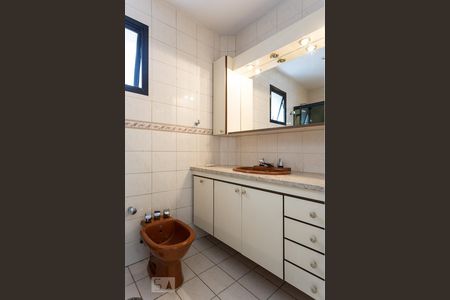 Apartamento à venda com 209m², 4 quartos e 3 vagas Apartamento à venda com 209m², 4 quartos e 3 vagasBanheiro da suíte 1