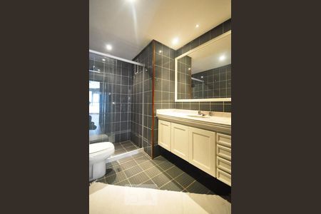 banheiro de apartamento à venda com 4 quartos, 415m² em Real Parque, São Paulo