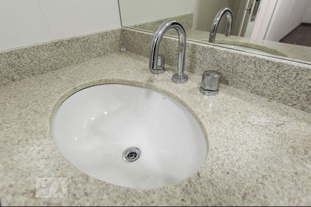 Banheiro de apartamento à venda com 1 quarto, 50m² em Empresarial 18 do Forte, Barueri