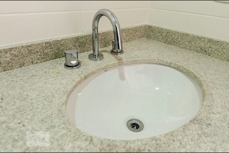 Banheiro da suíte de apartamento à venda com 2 quartos, 70m² em Centro, Osasco