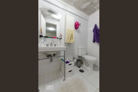 Banheiro da suíte de apartamento à venda com 2 quartos, 90m² em Vila Madalena, São Paulo