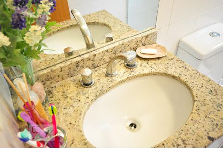 Apartamento para alugar com 60m², 2 quartos e 2 vagasdetalhe do banheiro suíte  