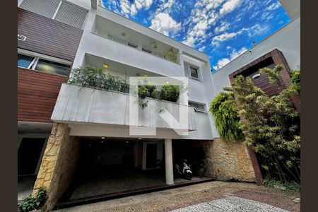 Casa de condomínio à venda com 399m², 4 quartos e 5 vagasFachada Casa