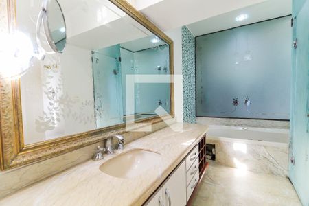 Apartamento à venda com 490m², 4 quartos e 3 vagas Apartamento à venda com 490m², 4 quartos e 3 vagasBanheiro Da Suíte