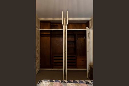 Apartamento à venda com 76m², 2 quartos e 1 vagaQuarto 2 (Armários)