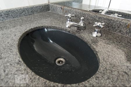Banheiro da suíte de apartamento para alugar com 2 quartos, 70m² em Vila Ipojuca, São Paulo