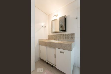 Banheiro da suíte de apartamento para alugar com 3 quartos, 92m² em Itaim Bibi, São Paulo