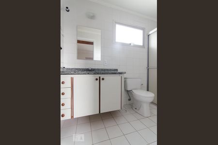 Banheiro de apartamento à venda com 1 quarto, 52m² em Botafogo, Campinas