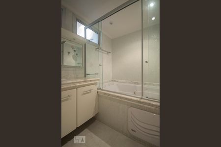 Banheiro de apartamento à venda com 2 quartos, 73m² em Vila Olímpia, São Paulo