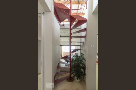 Escada para segundo piso de apartamento para alugar com 1 quarto, 95m² em República, São Paulo
