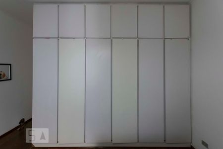 Casa à venda com 260m², 3 quartos e 2 vagasQuarto 2 (Armários)